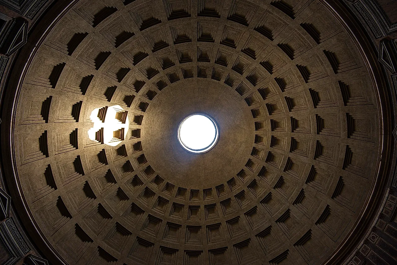L'oculo della cupola visto dal basso: la luce entra dall'apertura circolare e illumina una parte dei cassettoni
